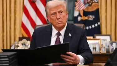 ট্রাম্পের হাতে নিজের নোবেল শান্তি পুরস্কারের মেডেল তুলে দেন মাচাদো