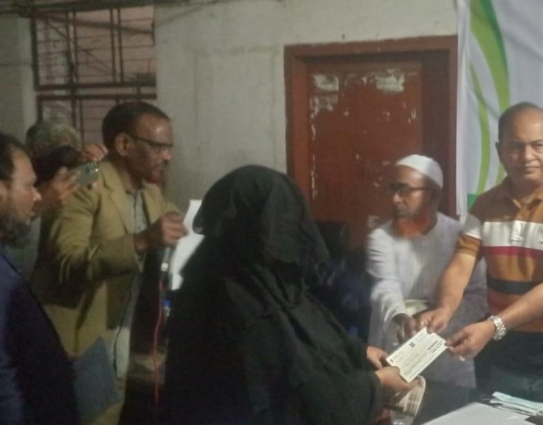 নোয়াখালীতে নিহত পরিবহন শ্রমিকদের পরিবারের মাঝে চেক প্রদান