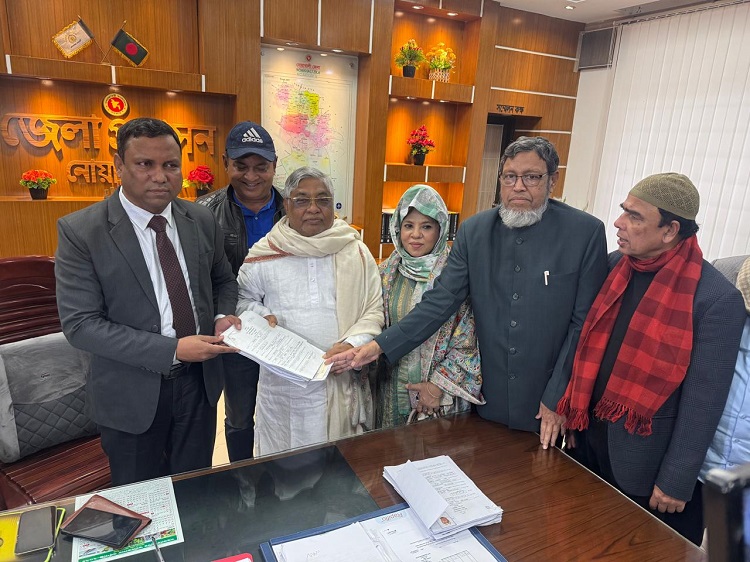 ছবিতে ২৭০ নোয়াখালী ৩ বেগমগঞ্জ আসন থেকে ধানের শীষের পক্ষে নোয়াখালী জেলা প্রশাসক মোঃ রেজাউল করিম এর নিকট মনোনয়ন পত্র জমা দিচ্ছেন বিএনপির যুগ্ম মহাসচিব বরকত উল্লাহ বুলু।