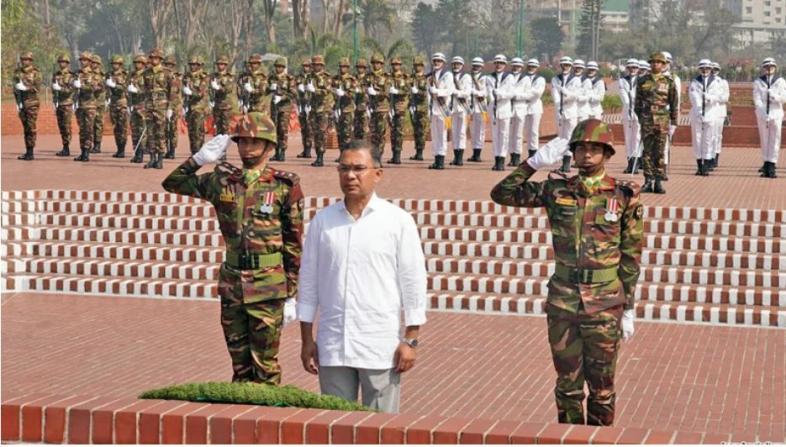 স্মৃতিসৌধে পুষ্পস্তবক অর্পণ করে মুক্তিযুদ্ধের শহীদদের প্রতি শ্রদ্ধা নিবেদন করেন প্রধানমন্ত্রী তারেক রহমান। ছবি: