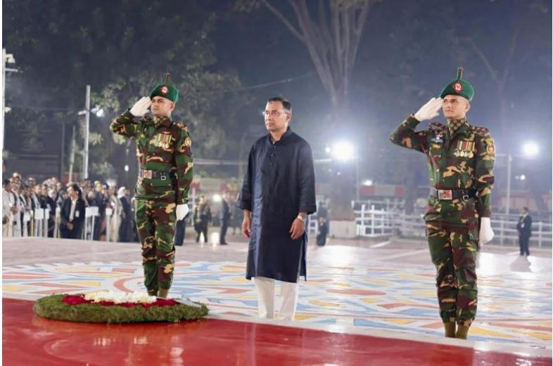 একুশের প্রথম প্রহরে কেন্দ্রীয় শহীদ মিনারে ফুল দিয়ে ভাষা শহীদদের প্রতি শ্রদ্ধা জানান প্রধানমন্ত্রী তারেক রহমান