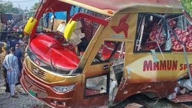 রেলক্রসিংয়ে ১২ প্রাণহানি বাসটিকে দুমড়েমুচড়ে আধা কিলেমিটার দূরে নিয়ে যায় ট্রেন