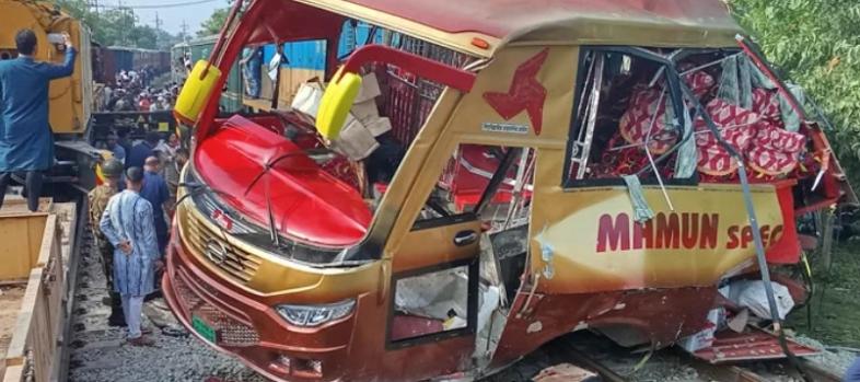 রেলক্রসিংয়ে ১২ প্রাণহানি বাসটিকে দুমড়েমুচড়ে আধা কিলেমিটার দূরে নিয়ে যায় ট্রেন