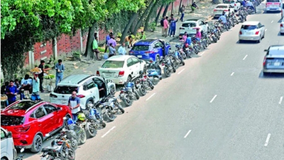 রাজধানীর ফিলিং স্টেশন গুলোতে  দীর্ঘ হচ্ছে লাইন