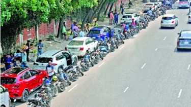 রাজধানীর ফিলিং স্টেশন গুলোতে  দীর্ঘ হচ্ছে লাইন