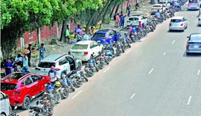 রাজধানীর ফিলিং স্টেশন গুলোতে  দীর্ঘ হচ্ছে লাইন