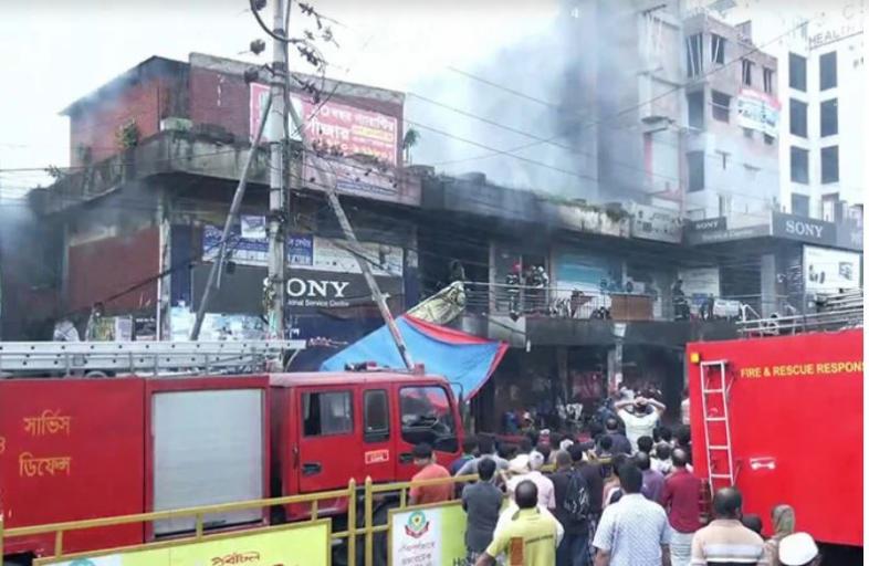 রাজধানীর বিজয় সরণি মোড়ের কলমিলতা বাজার