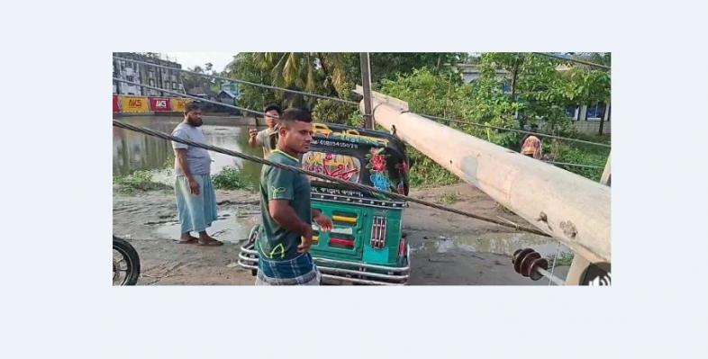 বেগমগঞ্জে  বিদ্যুতের খুঁটি পড়ে  ৪ আহত