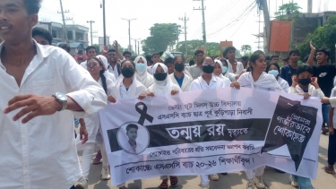 চৌমুহনীতে চালককে গ্রেফতারের দাবীতে ছাত্রদের বিক্ষোভ