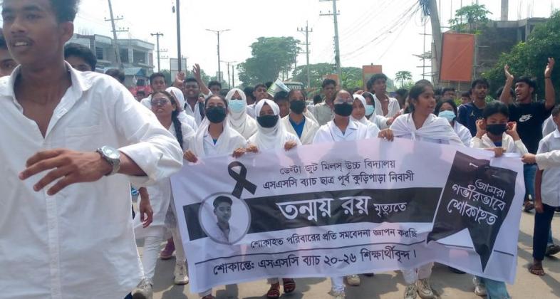 চৌমুহনীতে চালককে গ্রেফতারের দাবীতে ছাত্রদের বিক্ষোভ