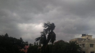 ৬০ থেকে ৮০ কিলোমিটার বেগে দমকা বা ঝড়ো হাওয়ার পূর্বাভাস