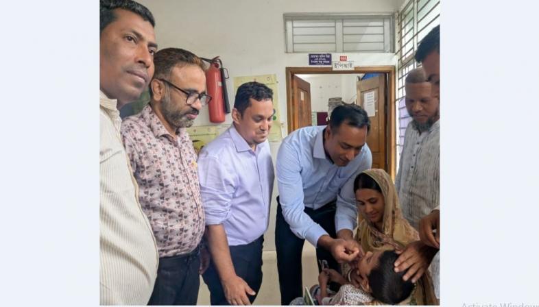 উপজেলা নির্বাহী কর্মকর্তা কায়েসুর রহমান শিশুকে ভিটামিন এ ক্যাপসুল খাওয়াচ্ছেন