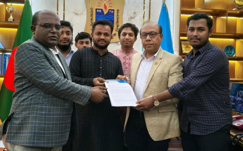 স্মারকলিপি প্রদান করেছে ছাত্ররা
