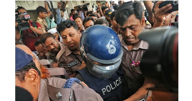 আসামি সোহেল রানাকে আদালত থেকে কারাগারে পাঠানো হচ্ছে