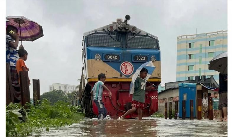 বর্ষার পানিতে ডুবে রেললাইন, কক্সবাজারগামী ট্রেন চলাচল সাময়িক বন্ধ