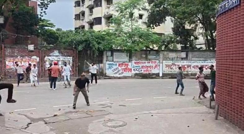 ঢাকা কলেজে ছাত্রদল-শিবিরের সংঘর্ষ