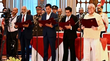 নতুন চারজন পূর্ণ মন্ত্রী ও দুজন প্রতিমন্ত্রীকে দায়িত্ব দিয়ে মন্ত্রিসভার দপ্তর পুনর্বণ্টন