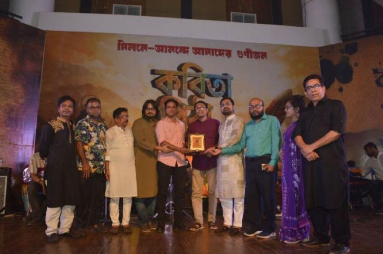 সম্মাননা পেলেন দীপংকর দীপক